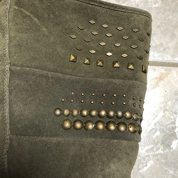 Bearpaw suede winter boots. Lace up back. Super warm and comfortable. Size 6 - Picture 5 of 7